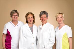 Teamfoto Schmerztherapie Team 4 Damen der Schmerztherapie