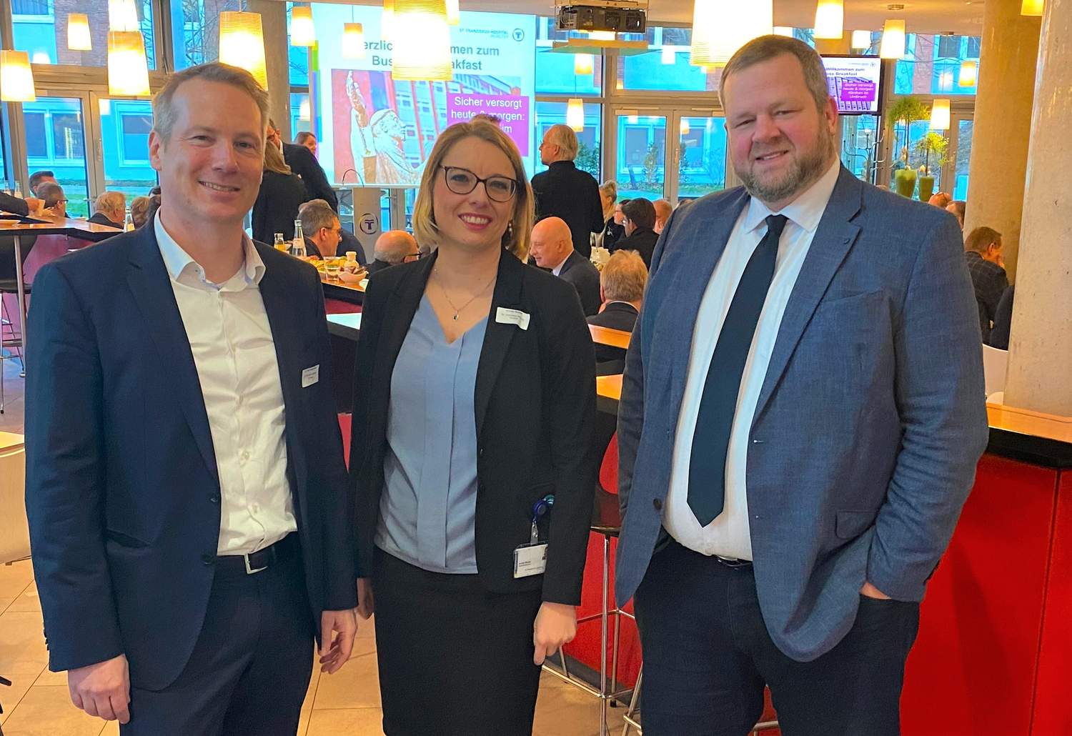 Freuten sich über ein gelungenes Business Breakfast (v.l.): Dr. Nils Brüggemann, Vorstandsvorsitzender der St. Franziskus-Stiftung, Annika Wolter, Regionalgeschäftsführerin der St. Franziskus-Stiftung und WFM-Geschäftsführer Enno Fuchs.