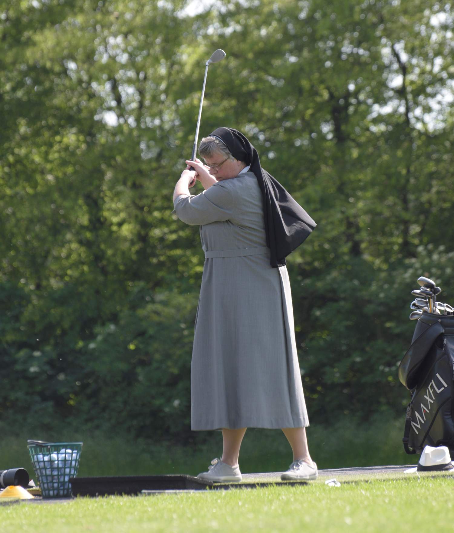 Schwester Hiltrud beim Golftraining
