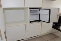 Linke Küchenseite Weiße Einbauschränke abschließbar zimmerhoch mit kleinem Kühlschrank abschließbar und Backofen