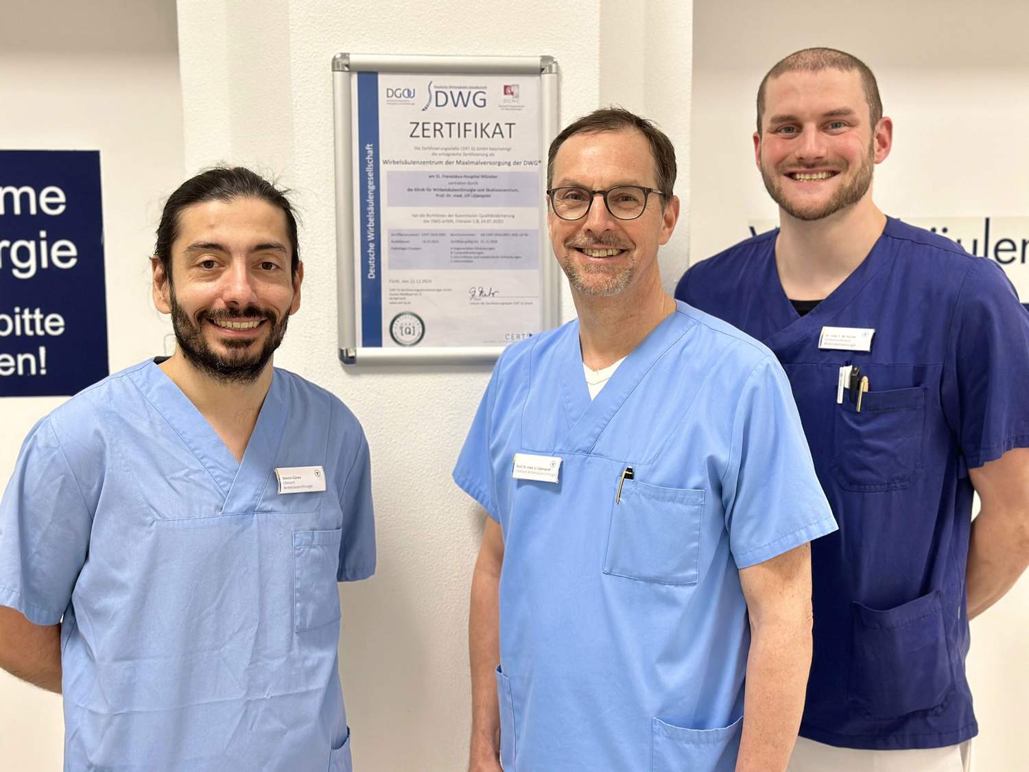 Das Ärzteteam der Klinik für Wirbelsäulenchirurgie um Chefarzt Prof. Dr. Ulf Liljenqvist (Mitte), Oberarzt Dennis Günes (l.) und Funktionsoberarzt Dr. med. Thies Martin Fischer (r.)
