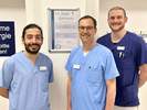 Das Ärzteteam der Klinik für Wirbelsäulenchirurgie Das Ärzteteam der Klinik für Wirbelsäulenchirurgie um Chefarzt Prof. Dr. Ulf Liljenqvist (Mitte), Oberarzt Dennis Günes (l.) und Funktionsoberarzt Dr. med. Thies Martin Fischer (r.)