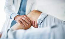 Arzt untersucht Knie