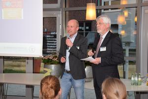 Prof. Dr. Michael Möllmann (r.) führte durch den Abend und brachte die Referenten, hier Prof. Dr. Matthias Brüwer, mit den Besuchern ins Gespräch