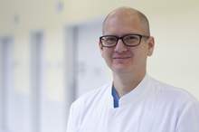 Dr. Gabriel Tönnesmann Porträt Dr. Tönnesmann