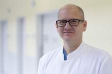 Dr. Gabriel Tönnesmann Porträt Dr. Tönnesmann