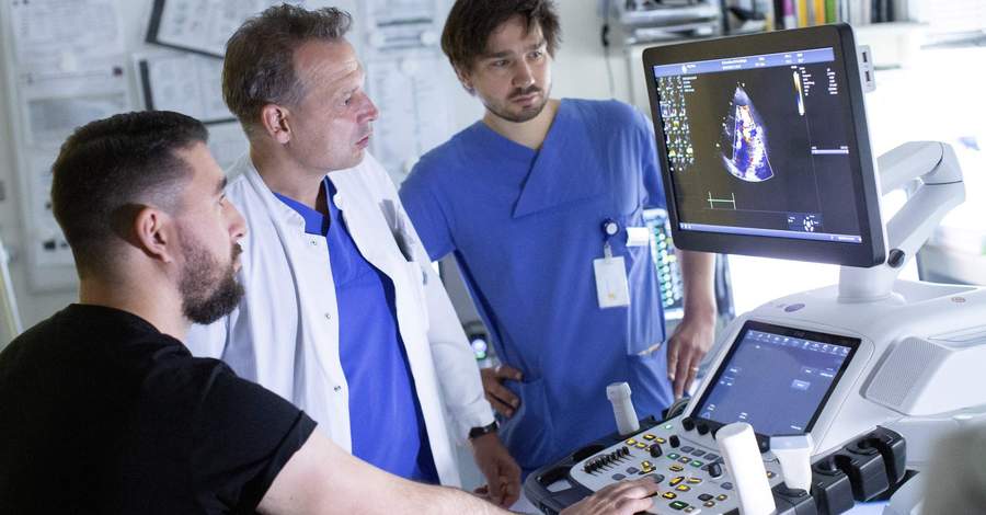 Kardiologische Funktionsabteilung Ärzte schauen auf Bildschirm mit Ultraschallaufnahme