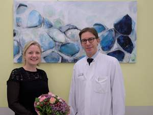 Ausstellung Bockstette Zwei Personen vor Kunstwerk