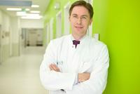 Bremer Startseite Radiologie2011 © Dedeke Prof. Dr. Bremer im Arztkittel auf dem maigrün angestrichenen Flur zur Klinik für Radiologie