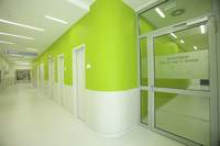 Flur zur Klinik für Radiologie, Eingang durch Glastür, Wände maigrün gestrichen