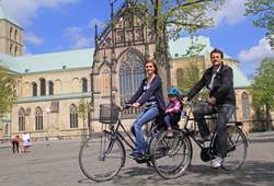 Radfahrer vor dem Dom